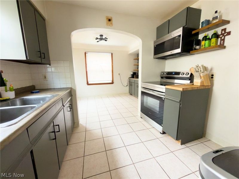 13606 Wainstead Avenue, Cleveland, OH 44111 Photo 3