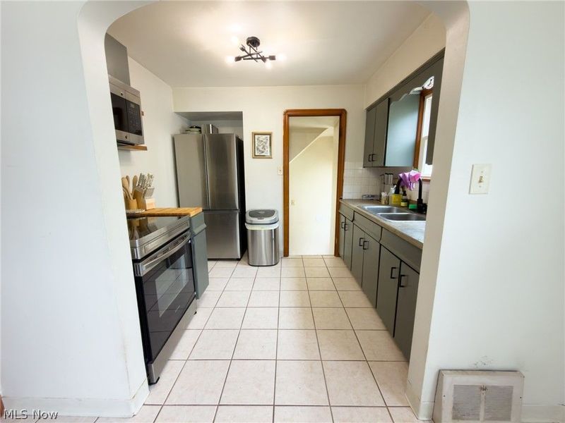 13606 Wainstead Avenue, Cleveland, OH 44111 Photo 6