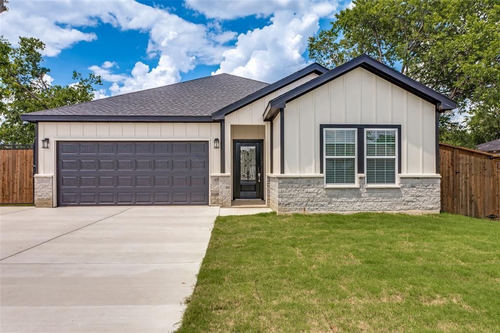901 E Devitt Street, Fort Worth, TX 76110 Main Photo