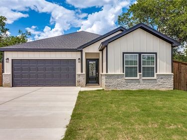 901 E Devitt Street, Fort Worth, TX 76110