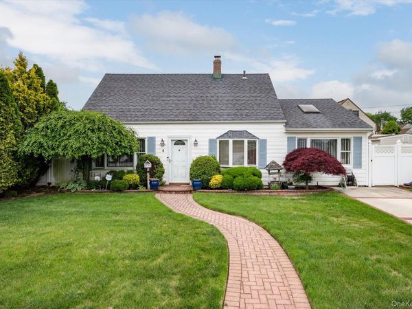 4 Water Lane N, Levittown, NY 11756