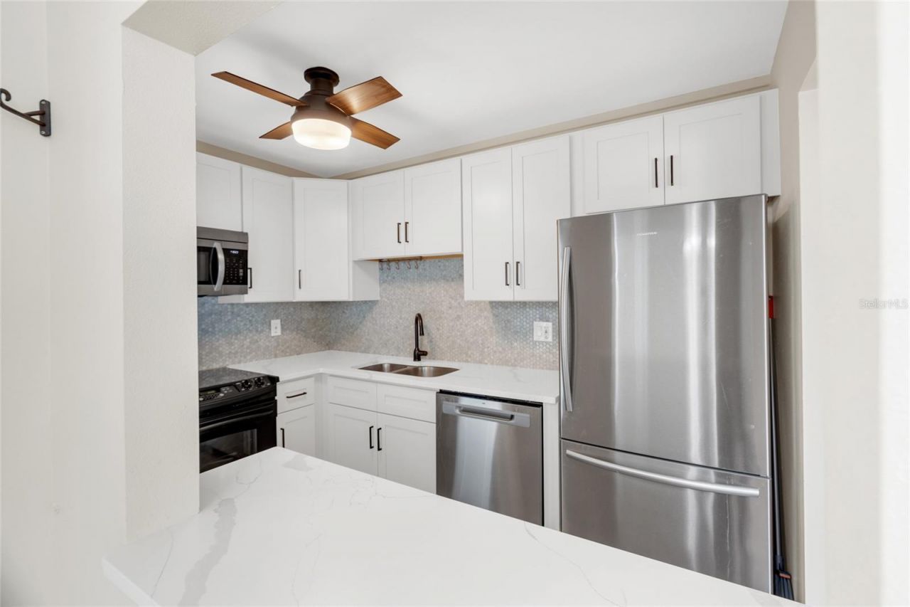 5996 Hibiscus Drive, Unit 6, Bradenton, FL 34207 Photo