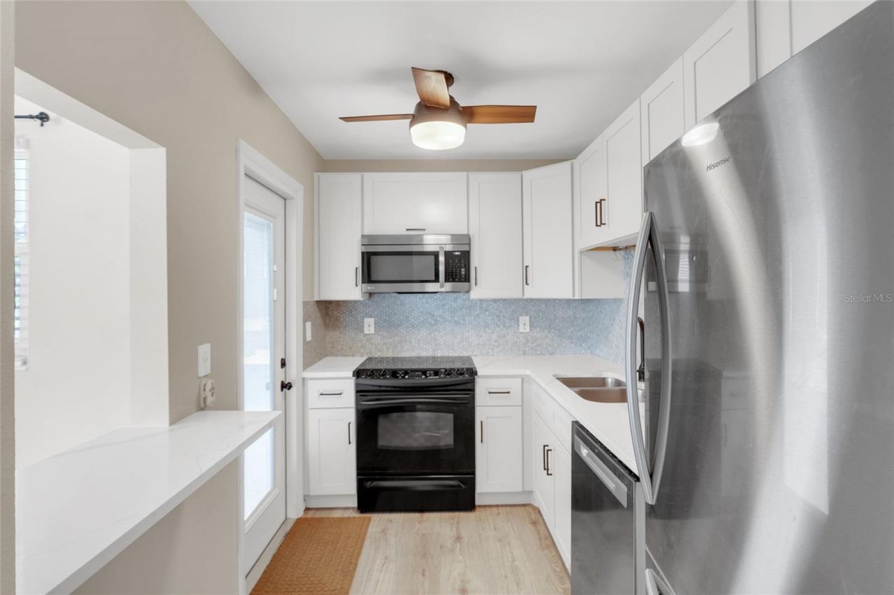 5996 Hibiscus Drive, Unit 6, Bradenton, FL 34207 Photo