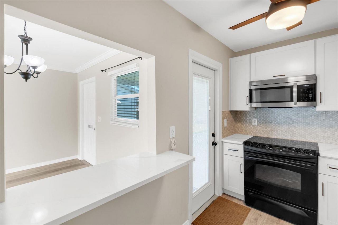 5996 Hibiscus Drive, Unit 6, Bradenton, FL 34207 Photo