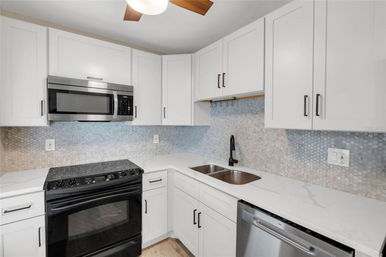 5996 Hibiscus Drive, Unit 6, Bradenton, FL 34207 Photo