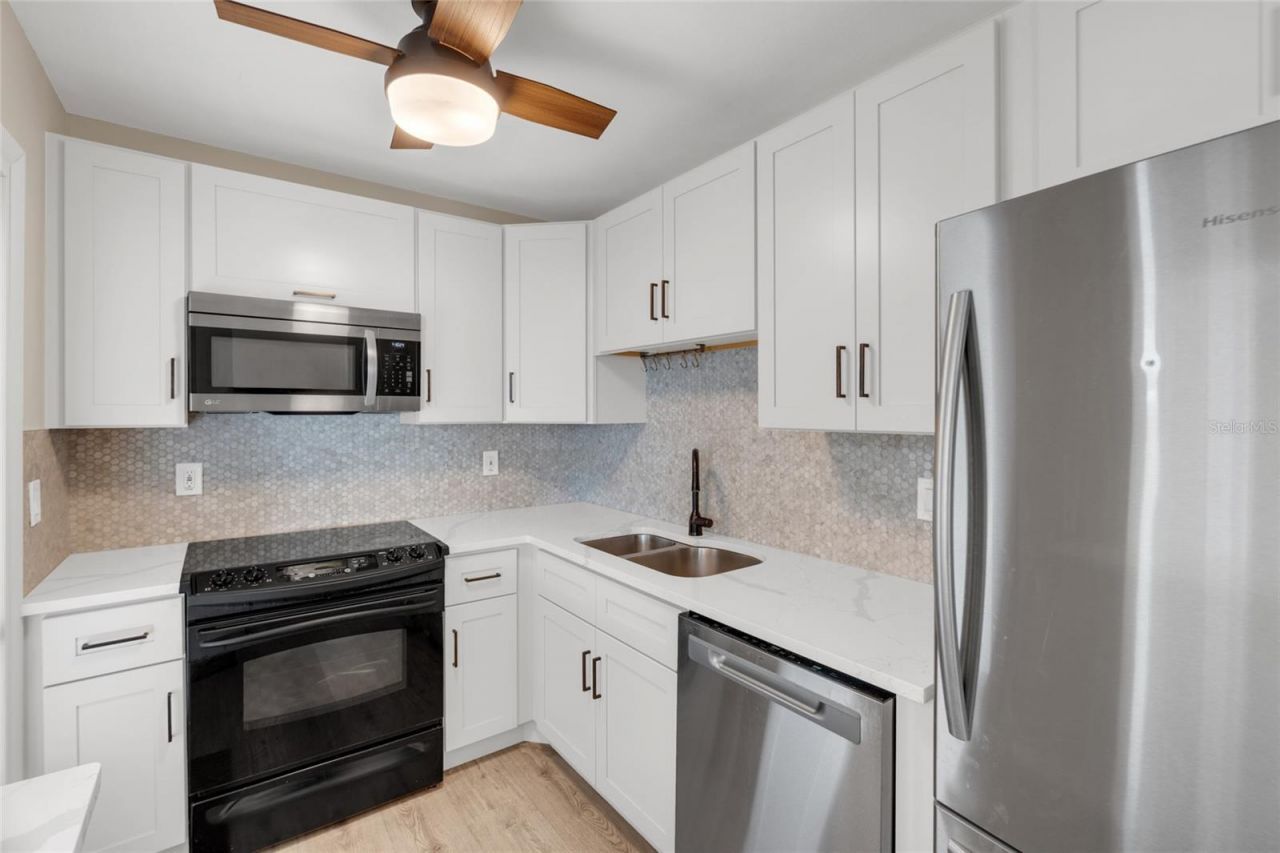 5996 Hibiscus Drive, Unit 6, Bradenton, FL 34207 Photo