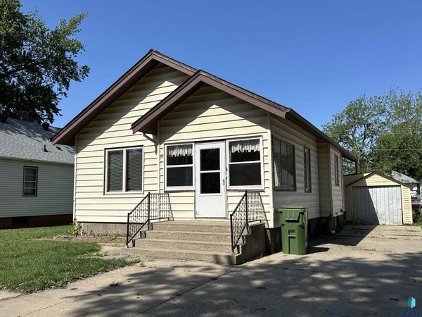 533 S Poplar St, Freeman, SD 57029