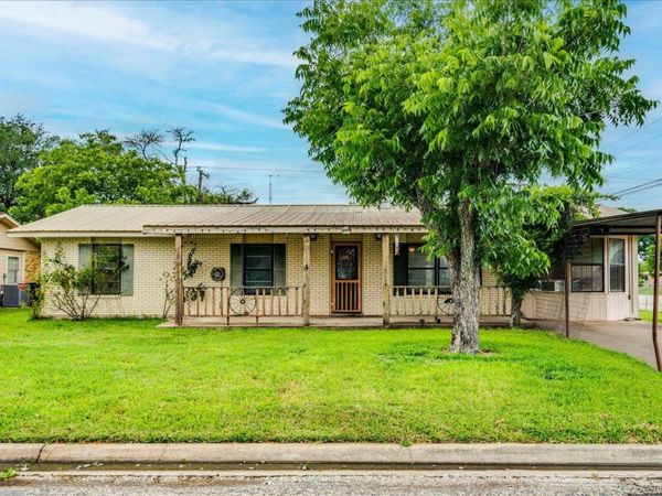 985 N Chambers ST , Giddings, TX 78942