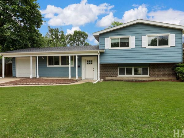 201 Berkshire Drive, Crystal Lake, IL 60014