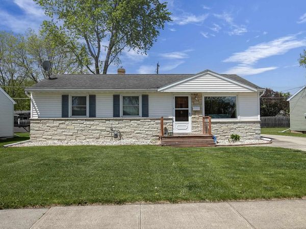 802 SUBURBAN DRIVE, De Pere, WI 54115