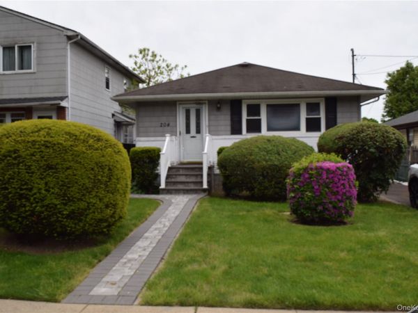 204 Wellington Street , Hempstead, NY 11550