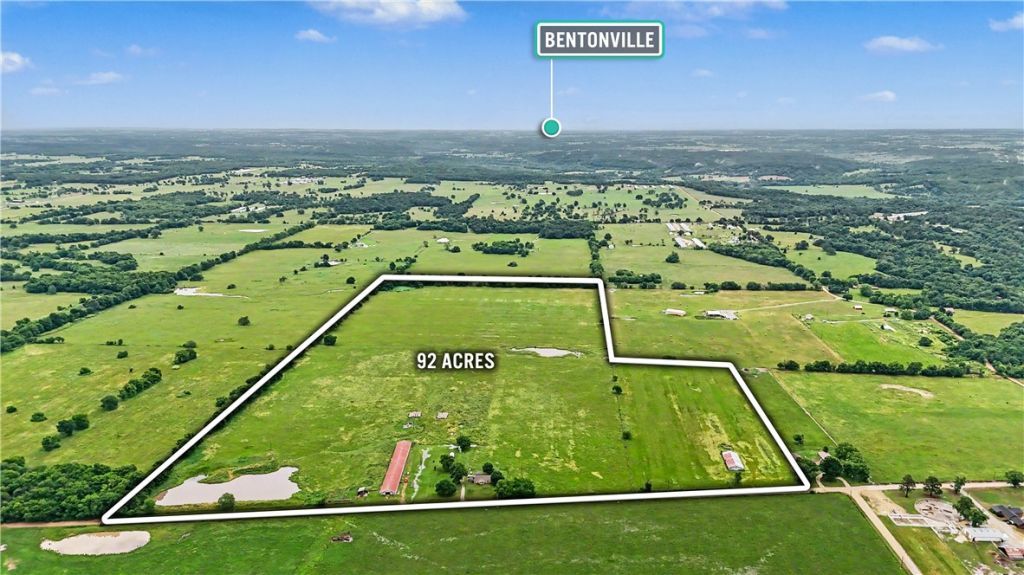 9858 State Line Road Maysville, AR 72747