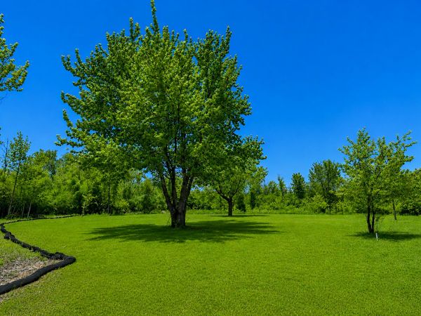 2516 W Range Line Ter, Mequon, WI 53092