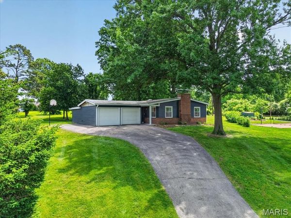 19 Cloverleaf Lane, Manchester, MO 63011