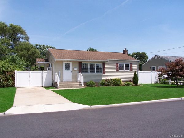 31 Saint Joseph Avenue , Ronkonkoma, NY 11779