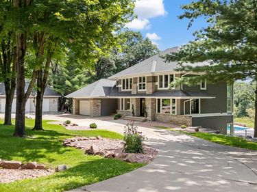 9 Red Forest Way , North Oaks, MN 55127