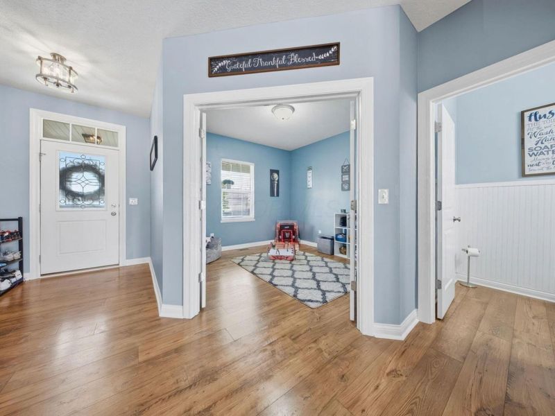 2100 Emmys Way, Columbus, OH 43228 Photo 5