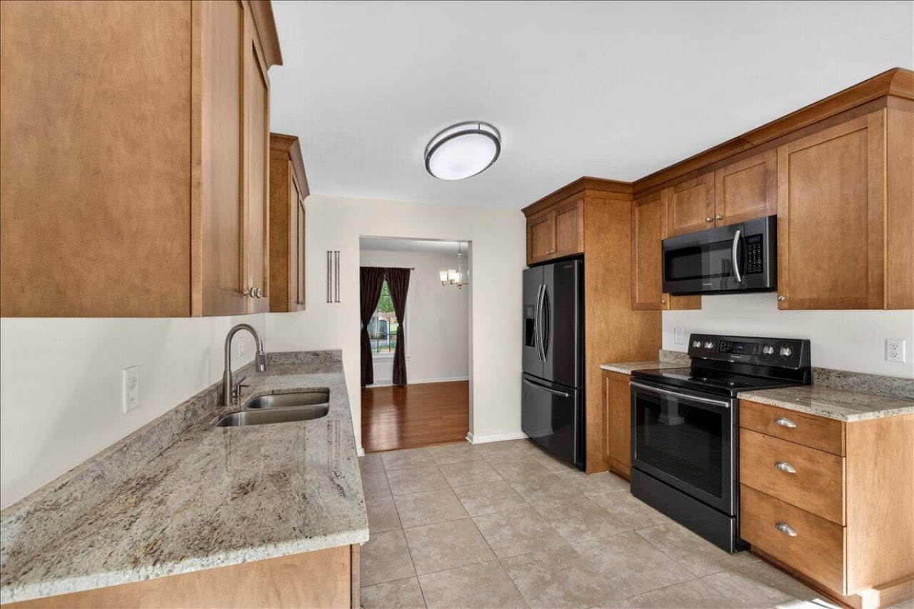 121 Three Wood Lane Photo 10