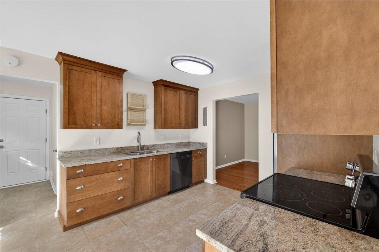 121 Three Wood Lane Photo 11