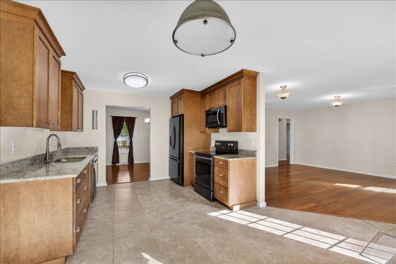 121 Three Wood Lane Photo 12