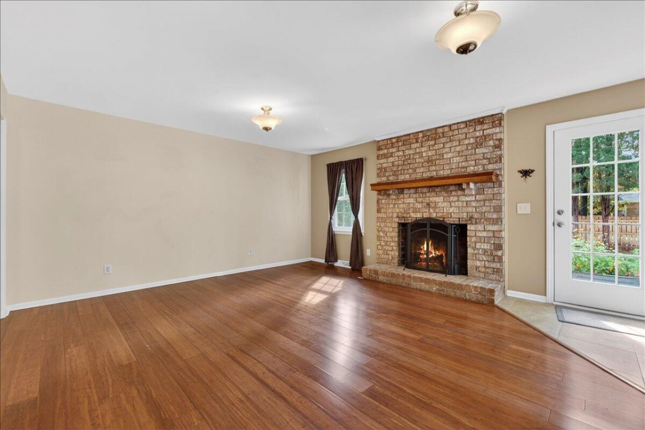 121 Three Wood Lane Photo 16