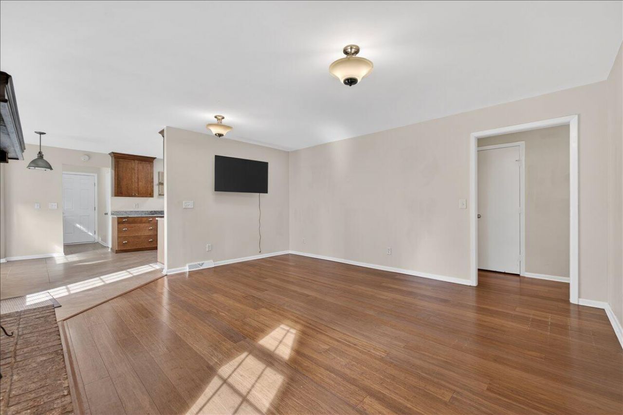 121 Three Wood Lane Photo 19