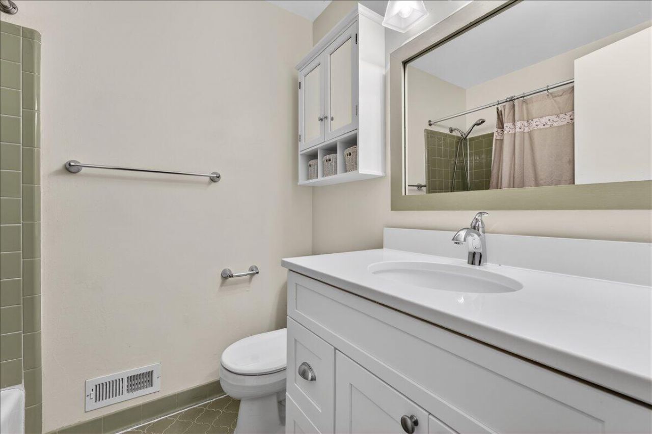 121 Three Wood Lane Photo 24