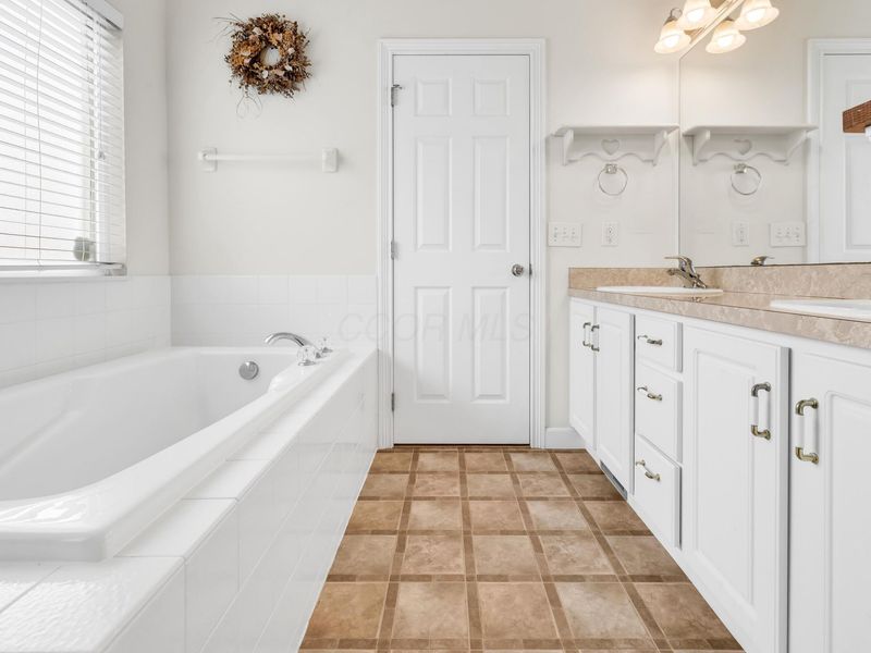 1010 Laketree Court W, Westerville, OH 43081 Photo 39