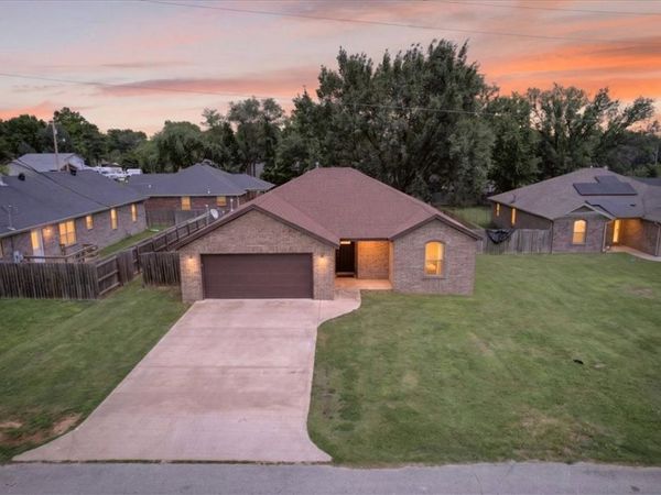 500 SW 6th Avenue, Gravette, AR 72736