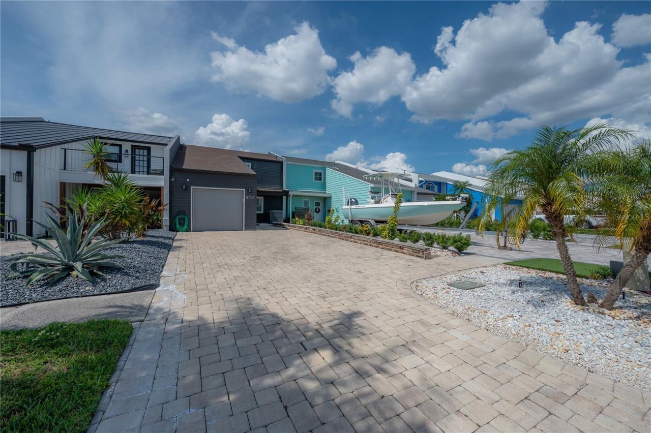 8757 Bay Pointe Drive, Tampa, FL 33615 Photo