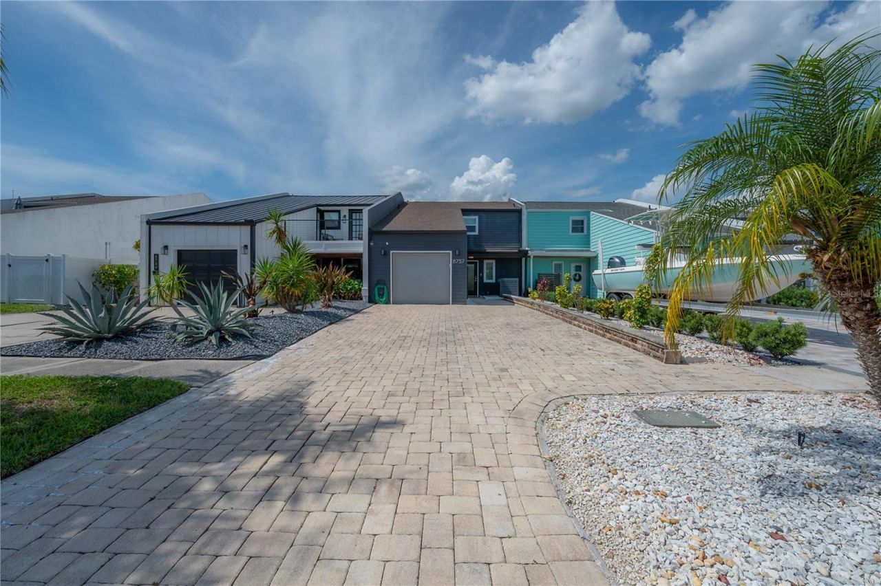 8757 Bay Pointe Drive, Tampa, FL 33615 Photo