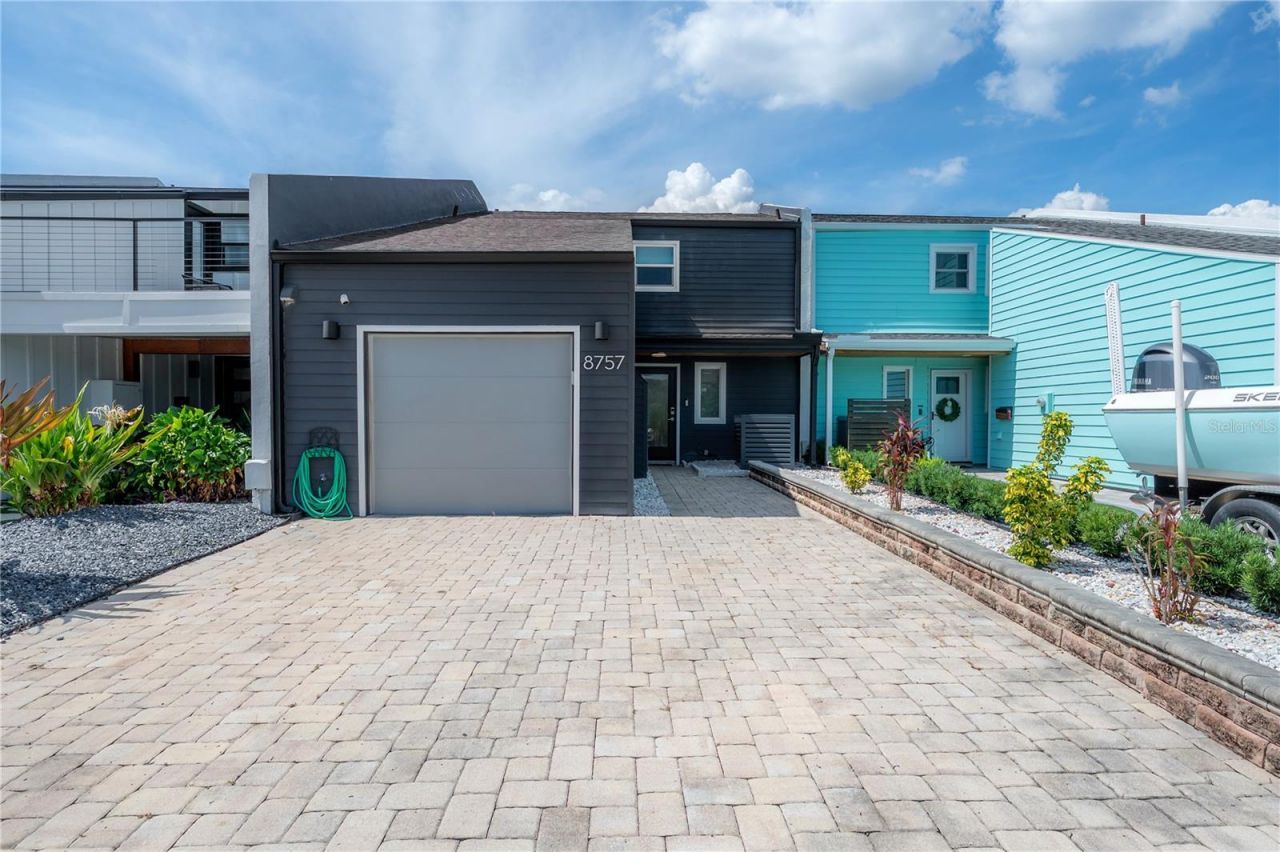 8757 Bay Pointe Drive, Tampa, FL 33615 Photo