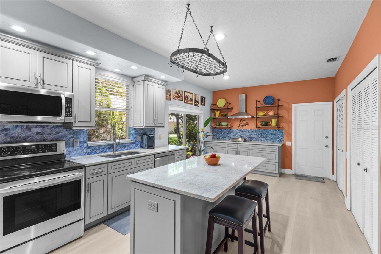 6662 Oakbrooke Circle, Bradenton, FL 34202 Photo