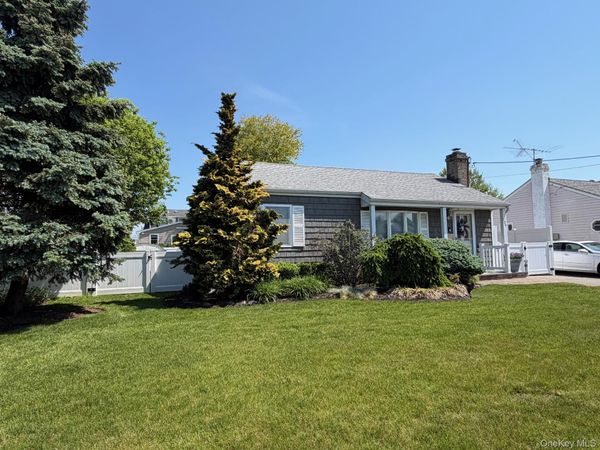 109 Lincoln Place , Massapequa, NY 11758