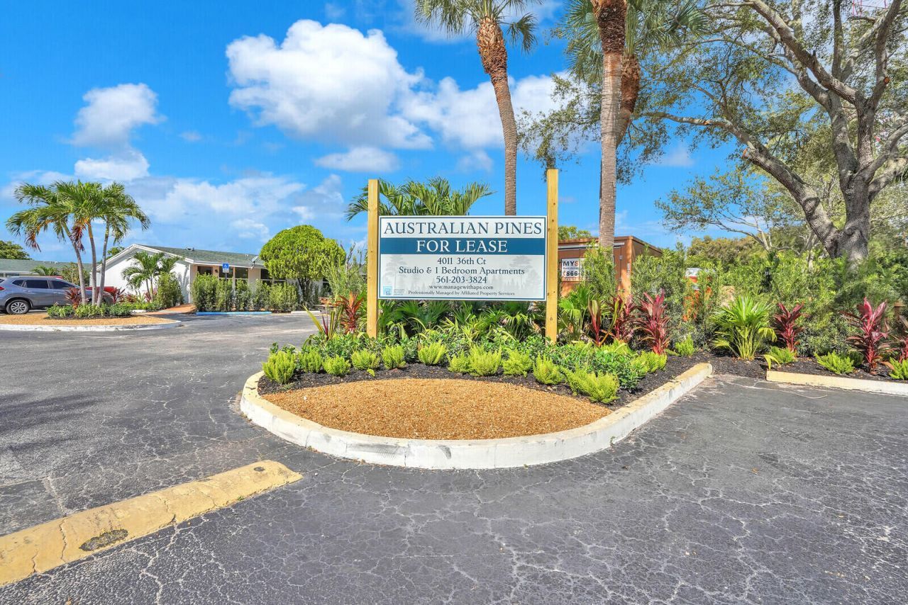 4011 36th Court, West Palm Beach, FL 33407 Photo