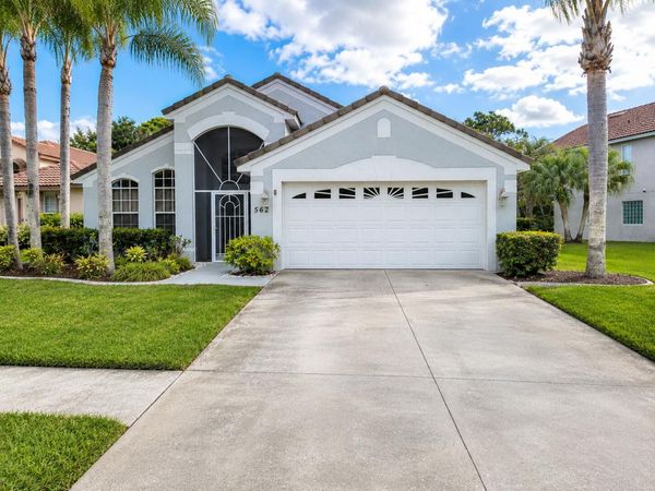 562 SW Saint Martins Cove, Port St. Lucie, FL 34986