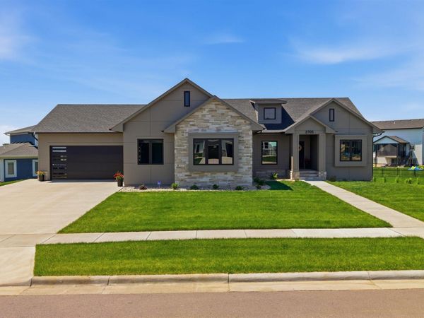 2705 N Pickerel Cir, Tea, SD 57064