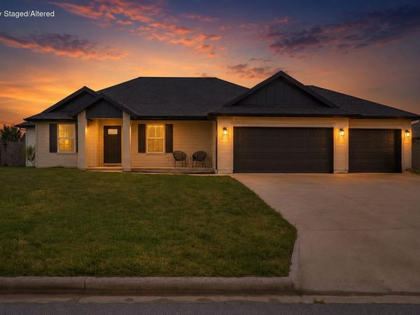 916 W Charlotte Street , Republic, MO 65738