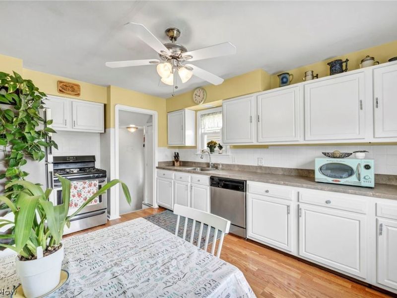 8006 Pinegrove Avenue, Parma, OH 44129 Photo 10