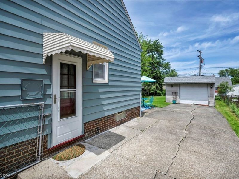 8006 Pinegrove Avenue, Parma, OH 44129 Photo 6