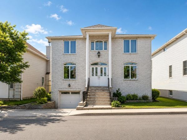 34 Putters Ct , Staten Island, NY 10301