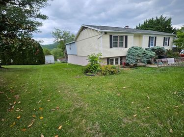 6140 W DONNAGAIL DR, PENN LAIRD, VA 22846