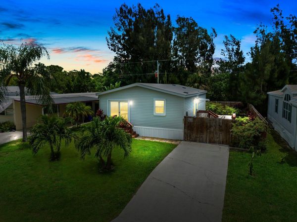 8011 SE Skylark Avenue, Hobe Sound, FL 33455