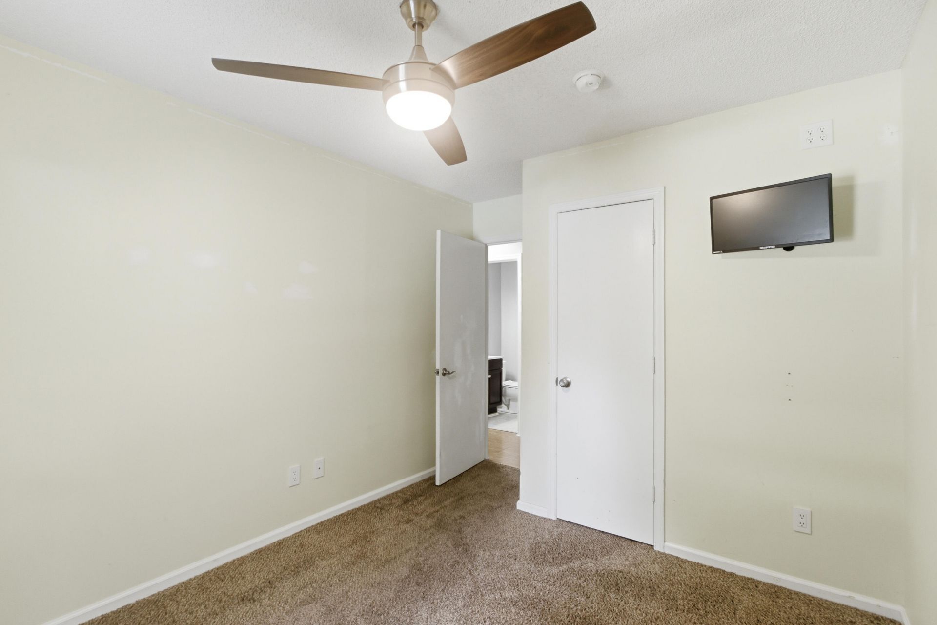 109 Salterton Street Photo 24