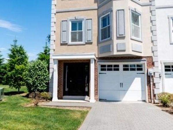 21 Stonybrook Cir, Fairfield, NJ 07004