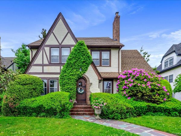 11 DeMott Avenue , Rockville Centre, NY 11570