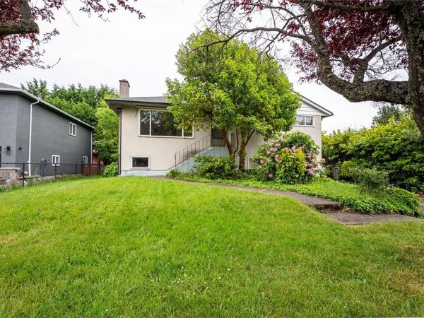 3205 Aldridge St , Saanich, BC V8P 4L7