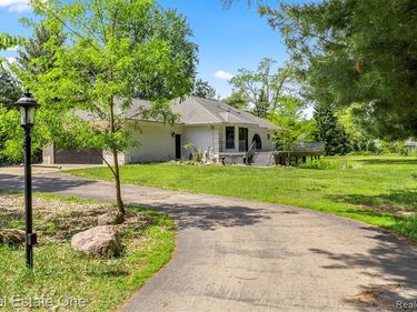 8329 Gray Street, Westland, MI 48185