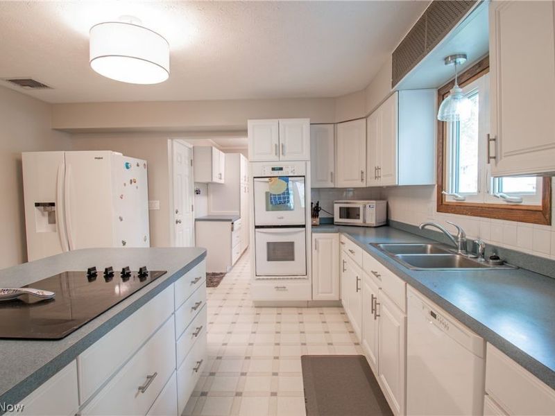 300 Tanglewood Trail, Wadsworth, OH 44281 Photo 5