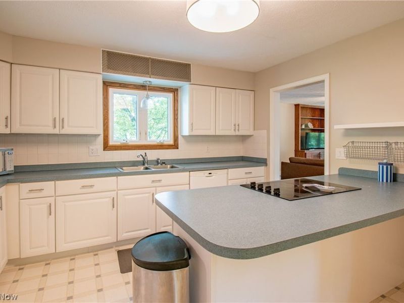 300 Tanglewood Trail, Wadsworth, OH 44281 Photo 8